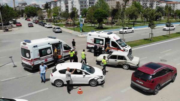 Aksaray'da 2 otomobilin çarpıştığı kazada 4 kişi yaralandı