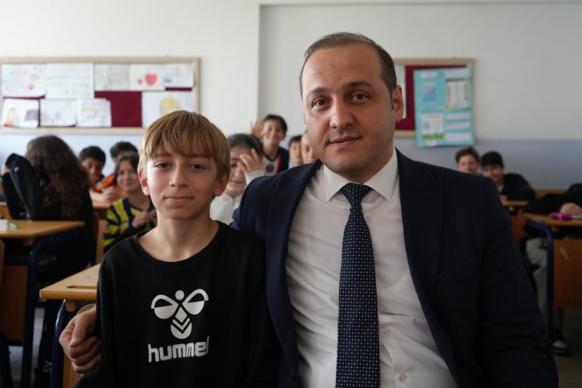 Heimlich manevrası ile öğrencisinin hayatını kurtaran okul müdürü: 'Herkes ilk yardımı öğrenmeli'