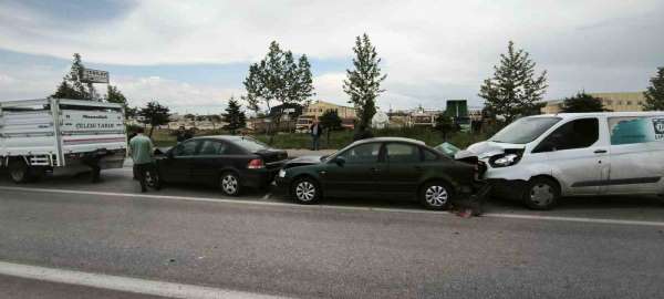 Afyonkarahisar'da zincirleme trafik kazası, 4 dört araç birbirine girdi