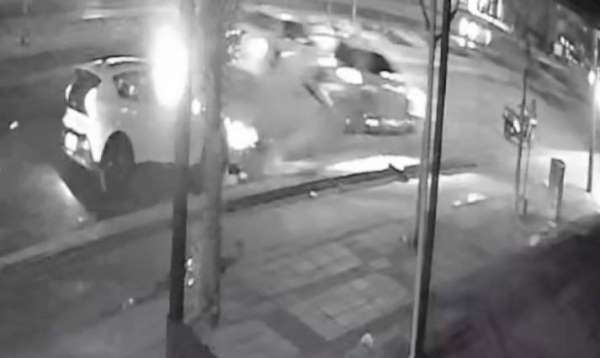 Feci kaza kamerada... Hızla gelen araç, otomobil ve motosiklete çarptı: 1'i ağır 2 yaralı