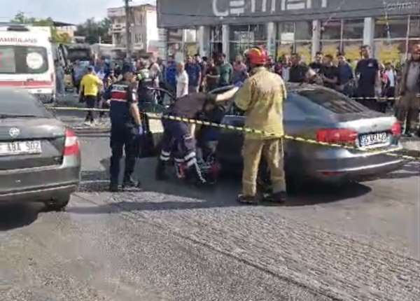 İzmir'de otomobile silahlı saldırı: Aynı aileden 3 kişi öldü