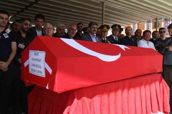 Şehit Jandarma Astsubay Emre Polat memleketi Sivas'ta kılınan cenaze namazının ardından toprağa verildi
