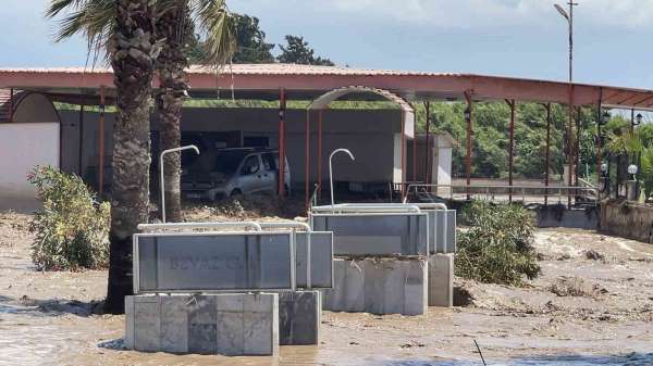 Hatay'da araçlar ve evler sular altında kaldı