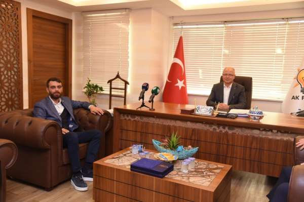 Bursaspor'un yeni yönetimi AK Parti İl Başkanlığı'nı ziyaret etti