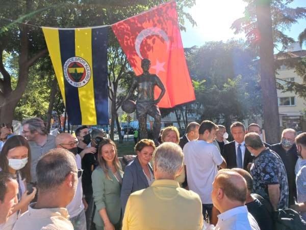 Kadıköy'de Can Bartu heykeli törenle açıldı