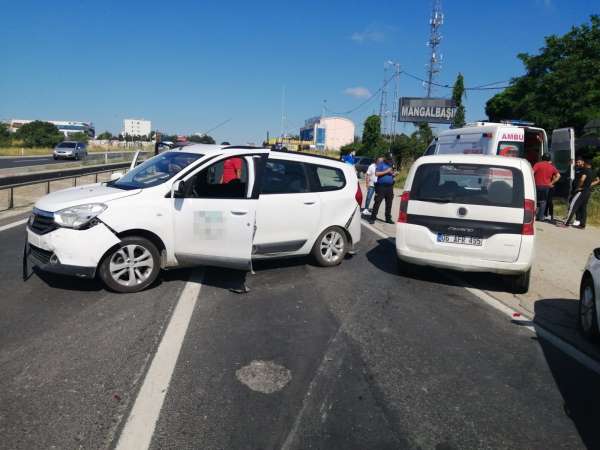 Silivri'de iki araç çarpıştı: 3 kişinin yaralandığı kaza nedeniyle E-5'te trafik kilitlendi