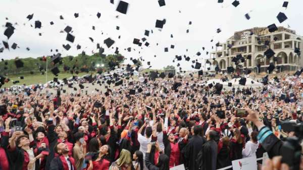 Yalova Üniversitesi'nde 3 bin öğrenci mezuniyet coşkusu yaşadı