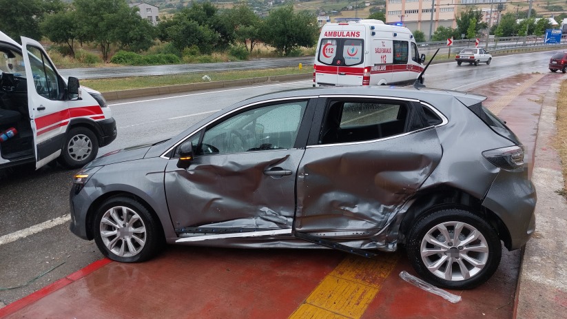 Samsun'da hafif ticari araç otomobile yandan çarptı: 3 yaralı