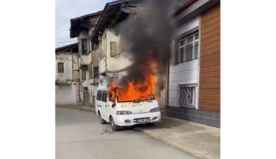 Yanan minibüs alev topuna döndü