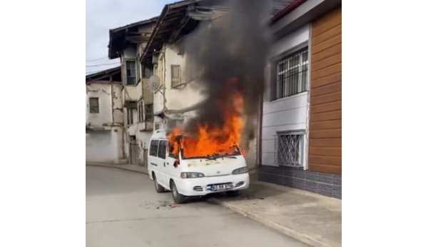 Yanan minibüs alev topuna döndü