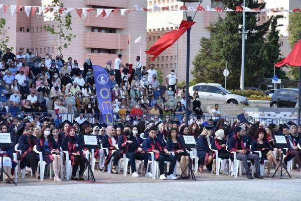 OMÜ Fen Edebiyat Fakültesi'nde mezuniyet heyecanı