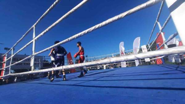 Genç boksörler 15 Temmuz şehitleri anısına Beyoğlu'nda ringe çıktı