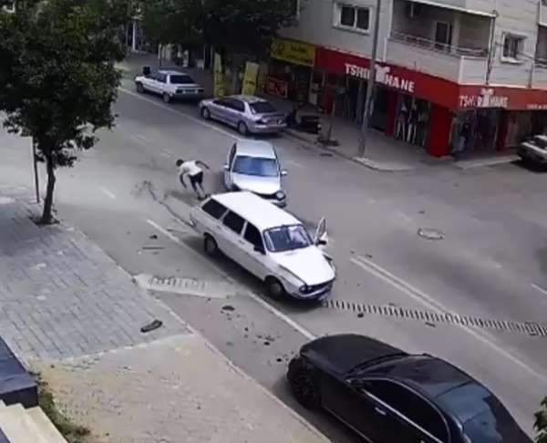 Adana'da sürücü kaza sırasında açılan kapıdan inip koşarak uzaklaştı
