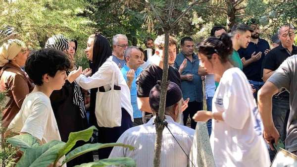 Antalya'da kaldırımda yürürken otomobilin çarptığı üniversiteli genç Burdur'da toprağa verildi