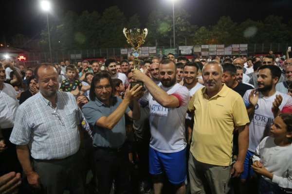 Gölcük'teki Köyler Arası Futbol Turnuvası'nın şampiyonu Mamuriye oldu