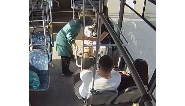 Halk otobüsü şoförü, fenalaşan yolcu için zamanla yarıştı