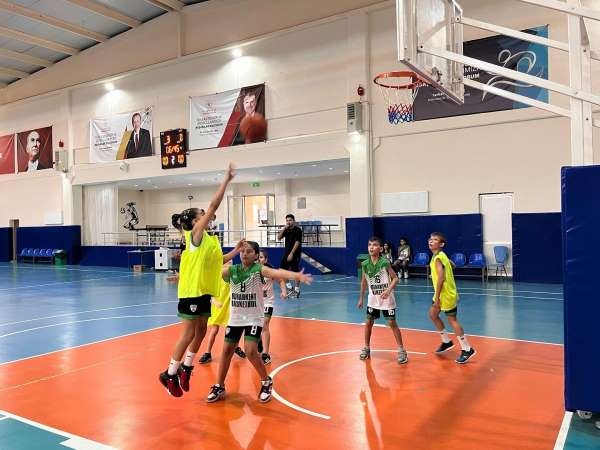 Minikler basketbol turnuvasında ter döktü