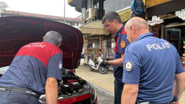 Otomobilin motor kısmında bulunan kedi çevredekilerin dikkati sayesinde kurtarıldı