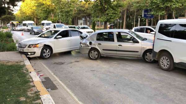 Elazığ'da zincirleme trafik kazası: 3 yaralı