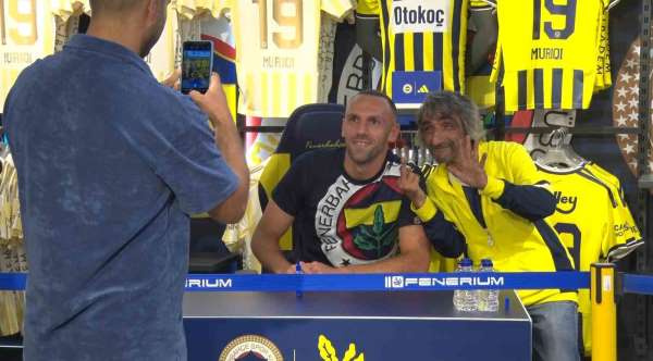 Vedat Muriqi'ye Kadıköy'de sevgi seli