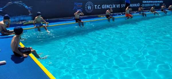 Gercüş'te ilk defa yüzme havuzu gören çocuklar doyasıya eğlendi 