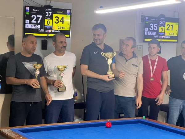 Bilardo turnuvasında sporcular kıyasıya yarıştı