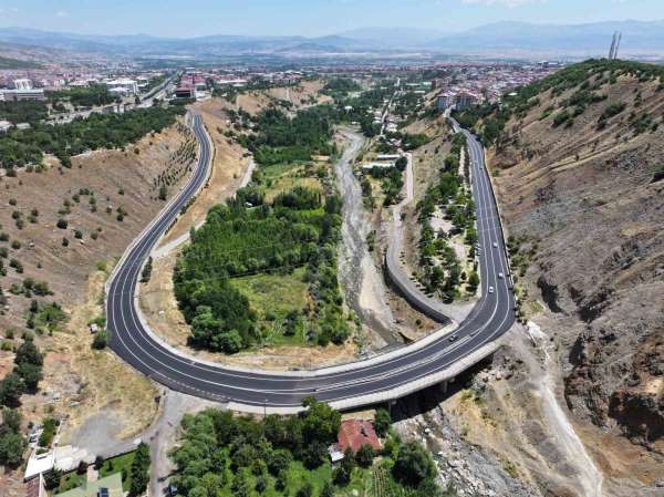 Bingöl Belediyesi yolları kendi ürettiği asfaltla yeniliyor