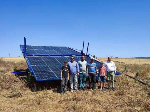 Bu çiftçi tarlasını taşınabilir güneş enerjisiyle suluyor