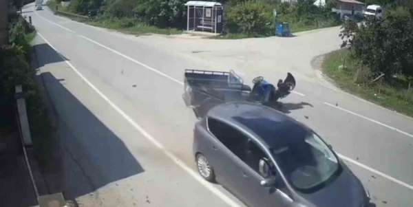 Ordu'da otomobil ile patpatın çarpıştığı kaza kamerada
