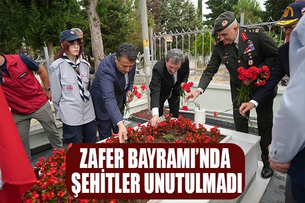 Zafer Bayramı'nda şehitler unutulmadı