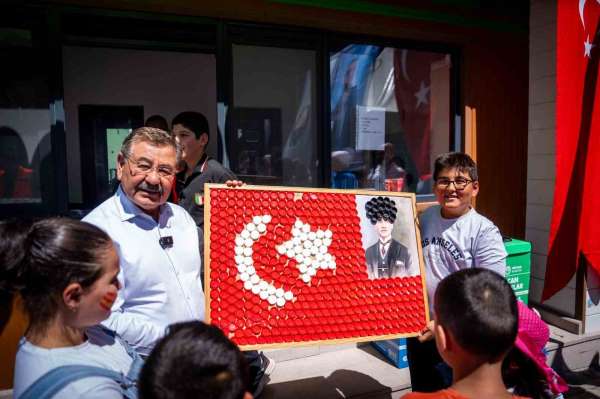 Başkan Odabaşı, 'Dönüştür, Hediye Kazan' kampanyası kapsamında çocuklarla buluştu
