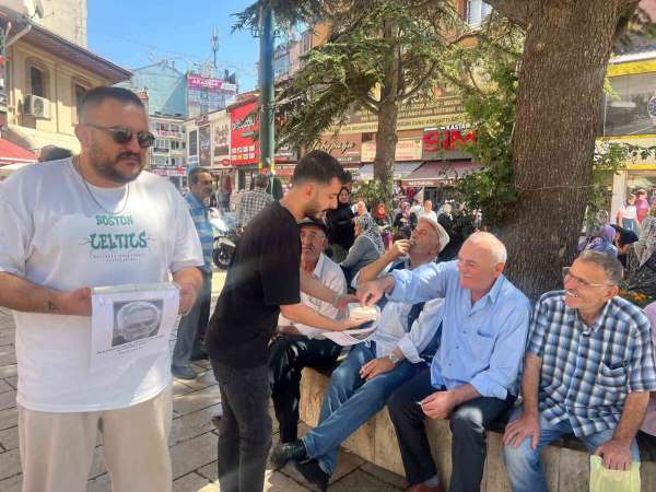 Fenerbahçe taraftarları, Mourinho'nun gidişini çekme helva dağıtarak kutladı