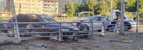 İki otomobilin çarpıştığı kazada 4 kişi yaralandı