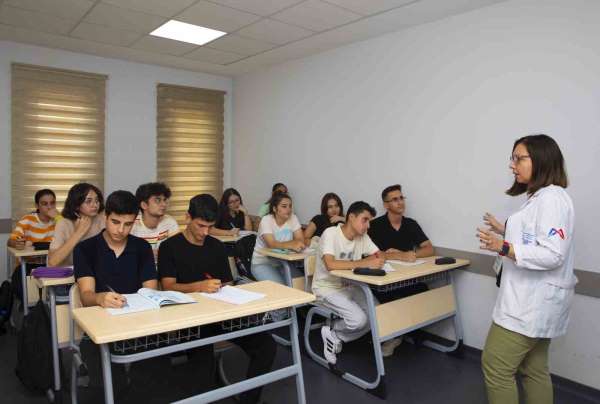 Mersin'de bin 554 öğrenci ücretsiz kurslarla üniversiteli oldu