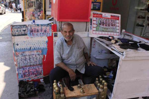 Samsunlu ayakkabı boyacısı 55 yıldır devlet ve sanat dünyasından isimlerin ayakkabılarını parlatıyor