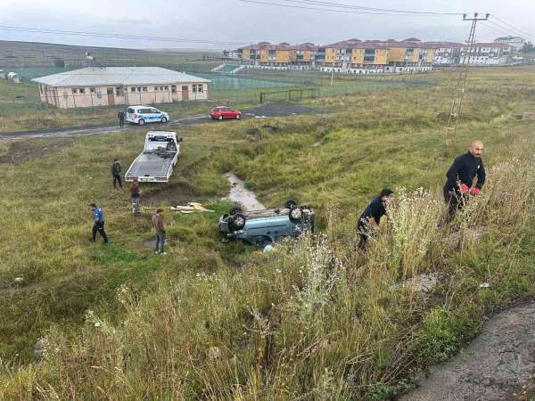 Sarıkamış'ta yağış kazaya neden oldu: Hafif ticari araç şarampole devrildi, 2 yaralı