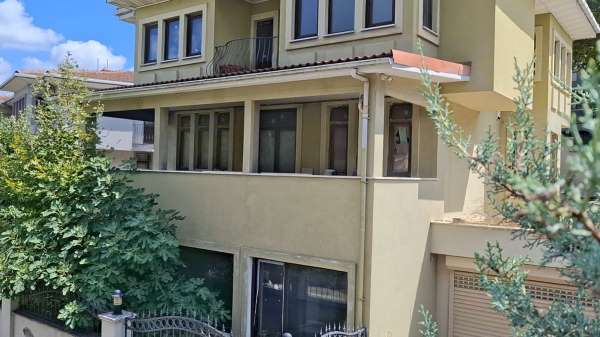 Yazar Murat Koparan Üsküdar'daki villasında ölü bulundu