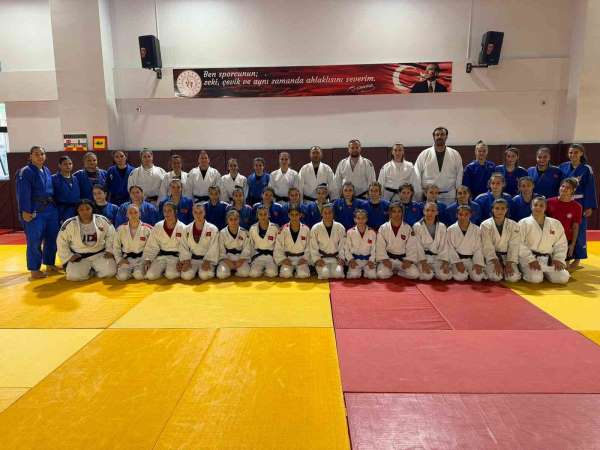 Yıldız Kadın Judo Milli Takımı, Salihli'de güç topluyor