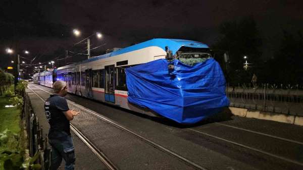 Zeytinburnu'nda kafa kafaya çarpışan tramvaylar kaza alanından kaldırıldı