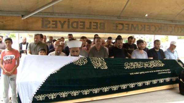 Zeytinburnu'ndaki İETT otobüs kazasında hayatını kaybeden kadın son yolculuğuna uğurlandı