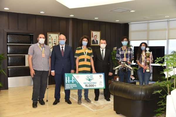 Rektör Ünal TEKNOFEST'te ödül kazanan 'Atakuş İHA Takımı'nı tebrik etti 