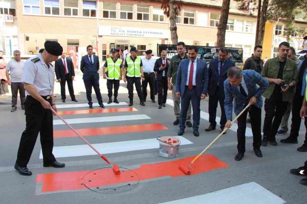 Amasya'da yöneticiler 'yayalara öncelik' için yaya geçidini boyadı