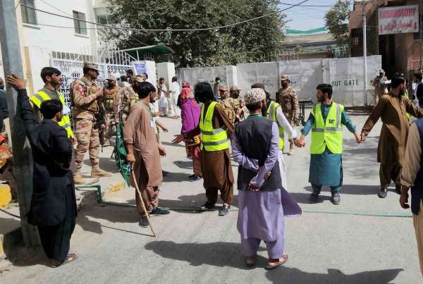Pakistan'da cami yakınındaki intihar saldırısında ölü sayısı 52'ye yükseldi
