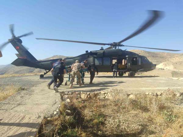 Siirt'te jandarma helikopteri, iş kazası geçiren vatandaşı hastaneye taşıdı