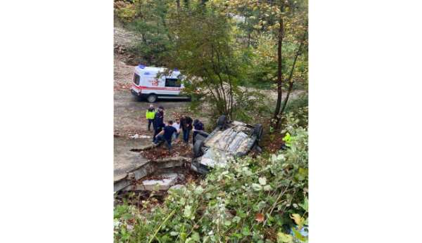 Türkeli'de otomobil şarampole yuvarlandı: 1 yaralı