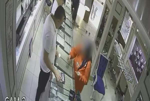 Yardıma gittiği komşusunun 200 bin TL'lik altılarını çalmıştı: Kadının altınları kuyumcuya satma anı kamerada