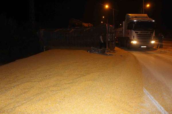 Su şişesi kazaya neden oldu: Tır devrildi, 25 ton mısır yola saçıldı