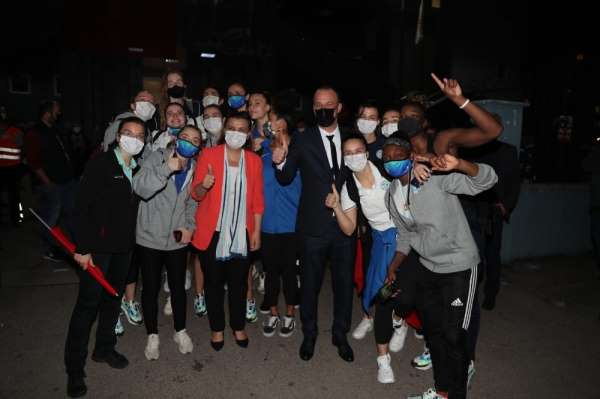 Başkan Hürriyet İzmit Belediyespor'u tebrik etti 