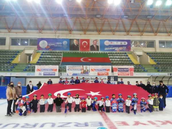 Minik short track sporcuları Cumhuriyet'in 97. yılını buz üzerinde dev Türk bayr