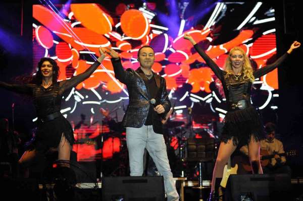 Serdar Ortaç Kemer'i coşturdu